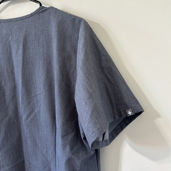 FIGS Scrub Casma Three-Pocket Scrub Top Graphite Size Large - Picture 11 of 11